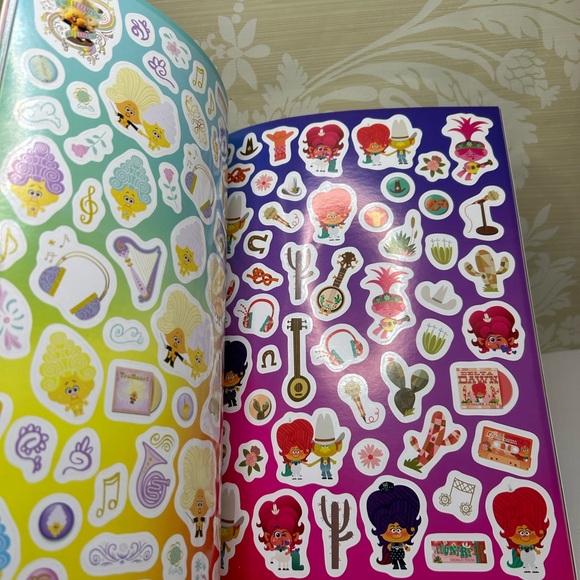 Trolls Dereamworks World Tour Tiny Dancers And Book - Picture 2 of 6